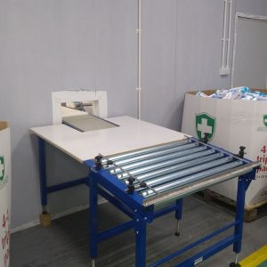 Short gravity roller conveyor