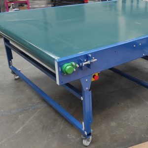 Extra wide belt conveyor on castors