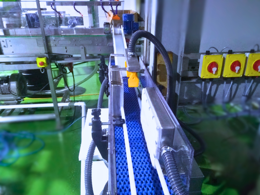 Drying conveyor for cans